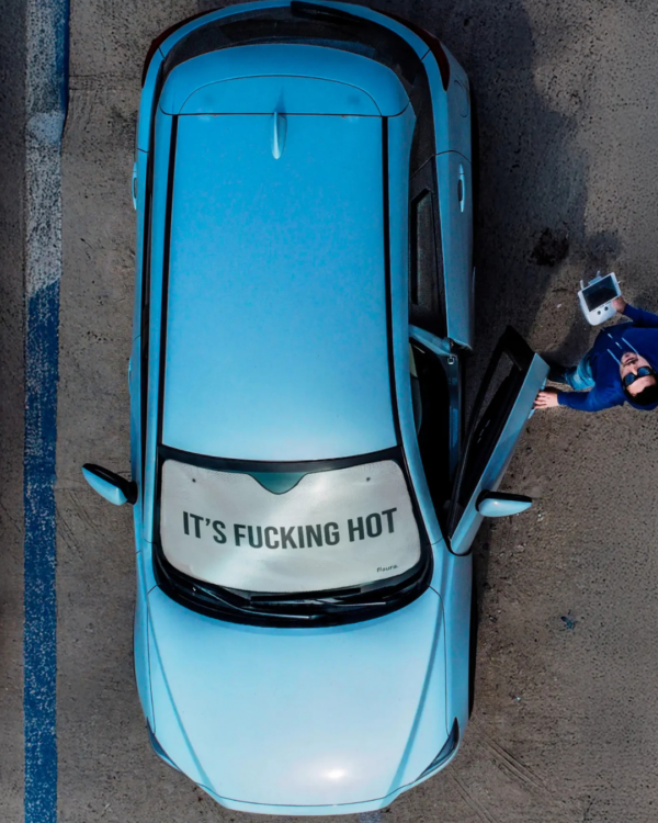 Parasol Voiture “It’s Fucking Hot” – Protection anti-chaleur avec une bonne dose d’humour