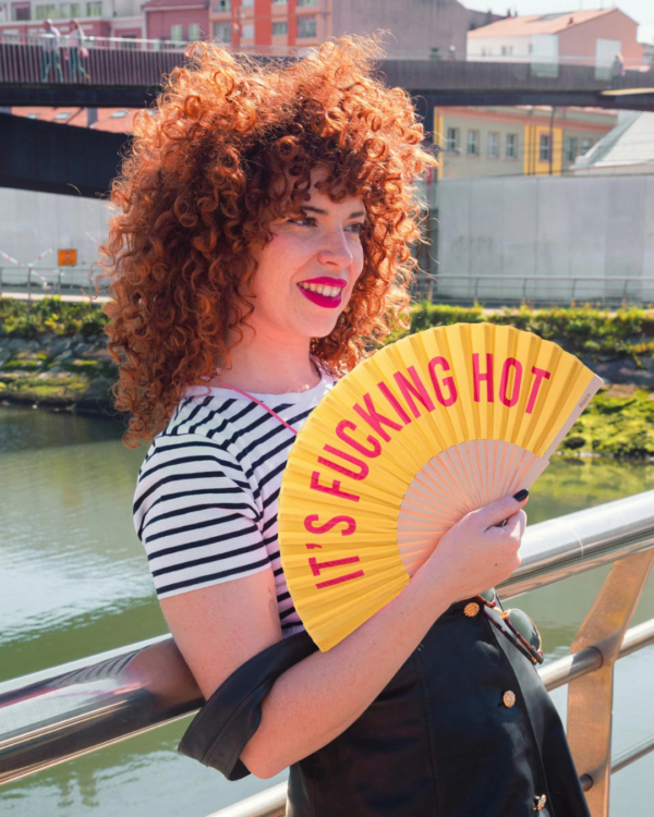 Eventail Fucking Hot – Jaune et Rose | L’accessoire anti-canicule fun & engagé