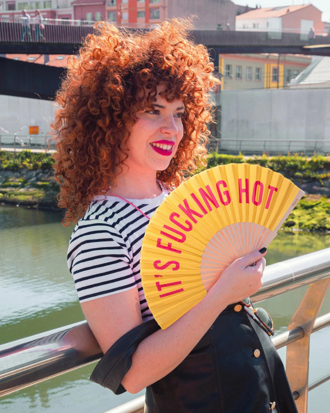Eventail Fucking Hot – Jaune et Rose | L’accessoire anti-canicule fun & engagé