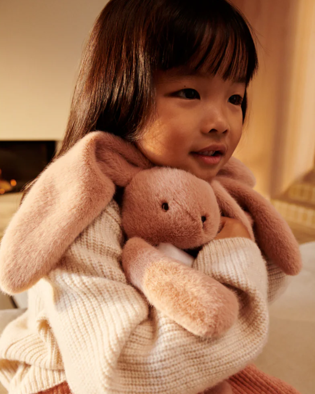 Lapin en peluche BERTO en polyester recyclé 100 % certifié GRS, jouet doux et câlin avec détails brodés