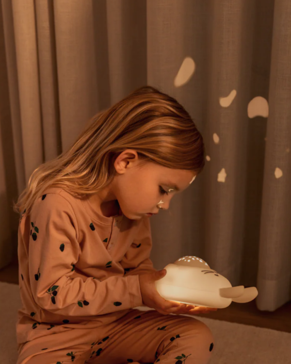 Lampe projecteur MANUEL en forme de lapin endormi, veilleuse apaisante avec 8 sons relaxants et recharge USB-C