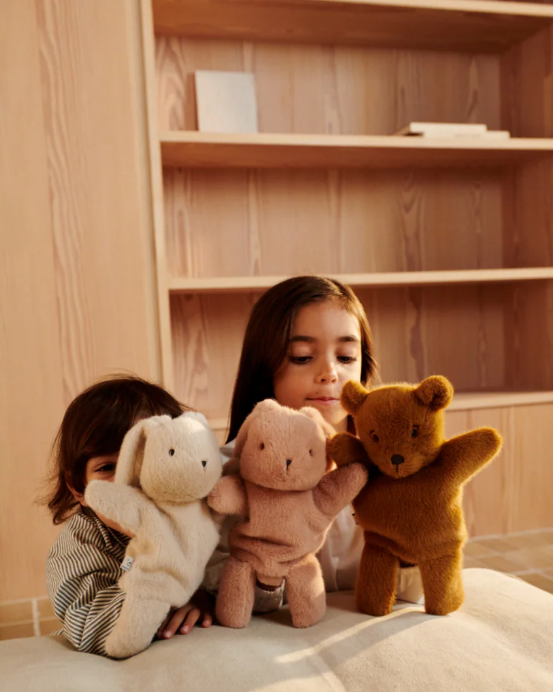 Marionnette à main lapin HONOR en peluche douce, fabriquée en polyester recyclé certifié GRS, jouet ludique pour enfants