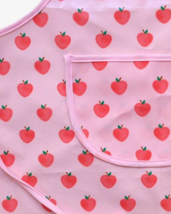 Tablier de cuisine enfant pommes roses en toile cirée, collection Dans mon jardin, protection pratique pour ateliers pâtisserie