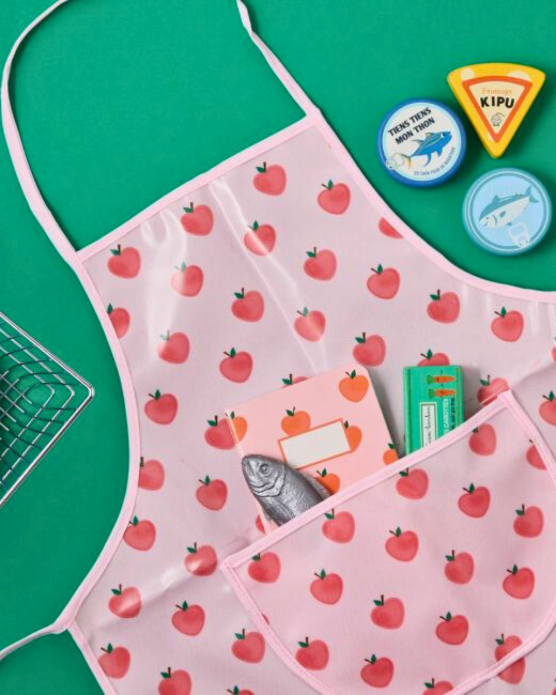 Tablier de cuisine enfant pommes roses en toile cirée, collection Dans mon jardin, protection pratique pour ateliers pâtisserie