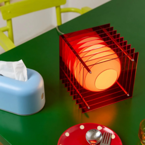 Lampe design Lớp Small Square en acrylique rouge avec verre opale mat et structure en acier inoxydable, certification CE