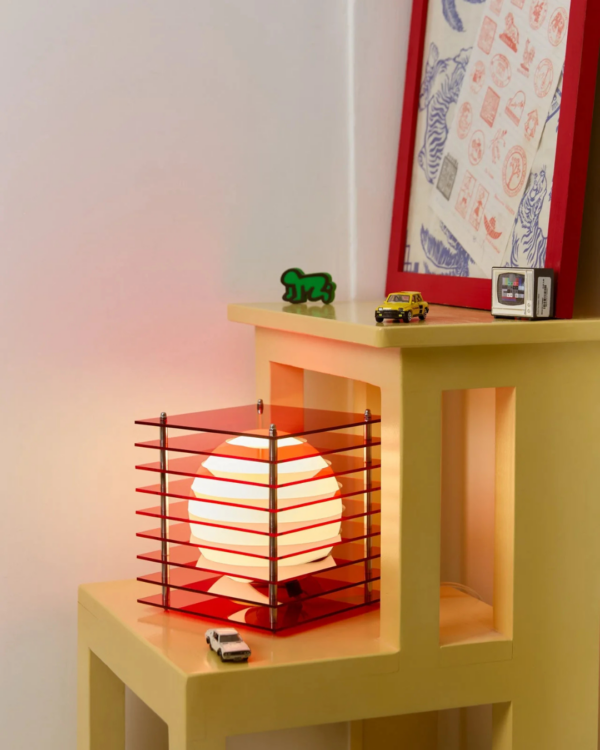 Lampe design Lớp Small Square en acrylique rouge avec verre opale mat et structure en acier inoxydable, certification CE
