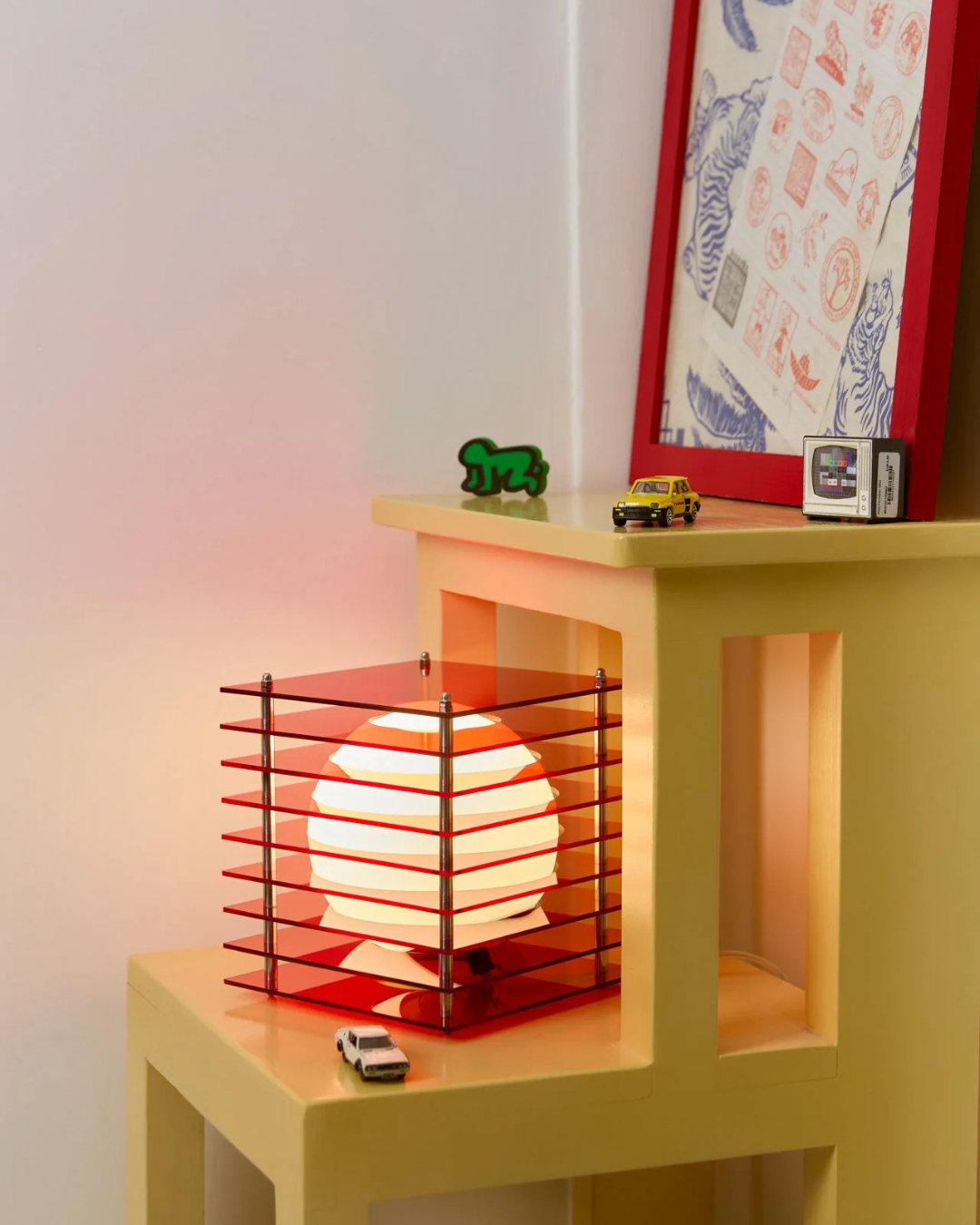 Lampe design Lớp Small Square en acrylique rouge avec verre opale mat et structure en acier inoxydable, certification CE