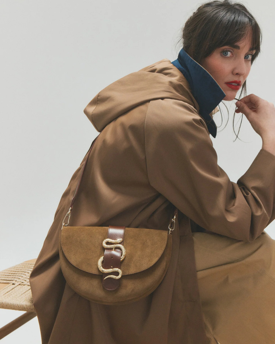 Sac demi-lune Le Gabie Crush Bi-Matière Tobacco & Nutella en cuir porté en bandoulière.