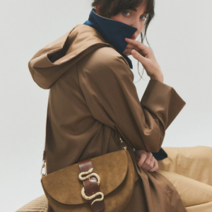 Sac demi-lune Le Gabie Crush Bi-Matière Tobacco & Nutella en cuir porté en bandoulière.