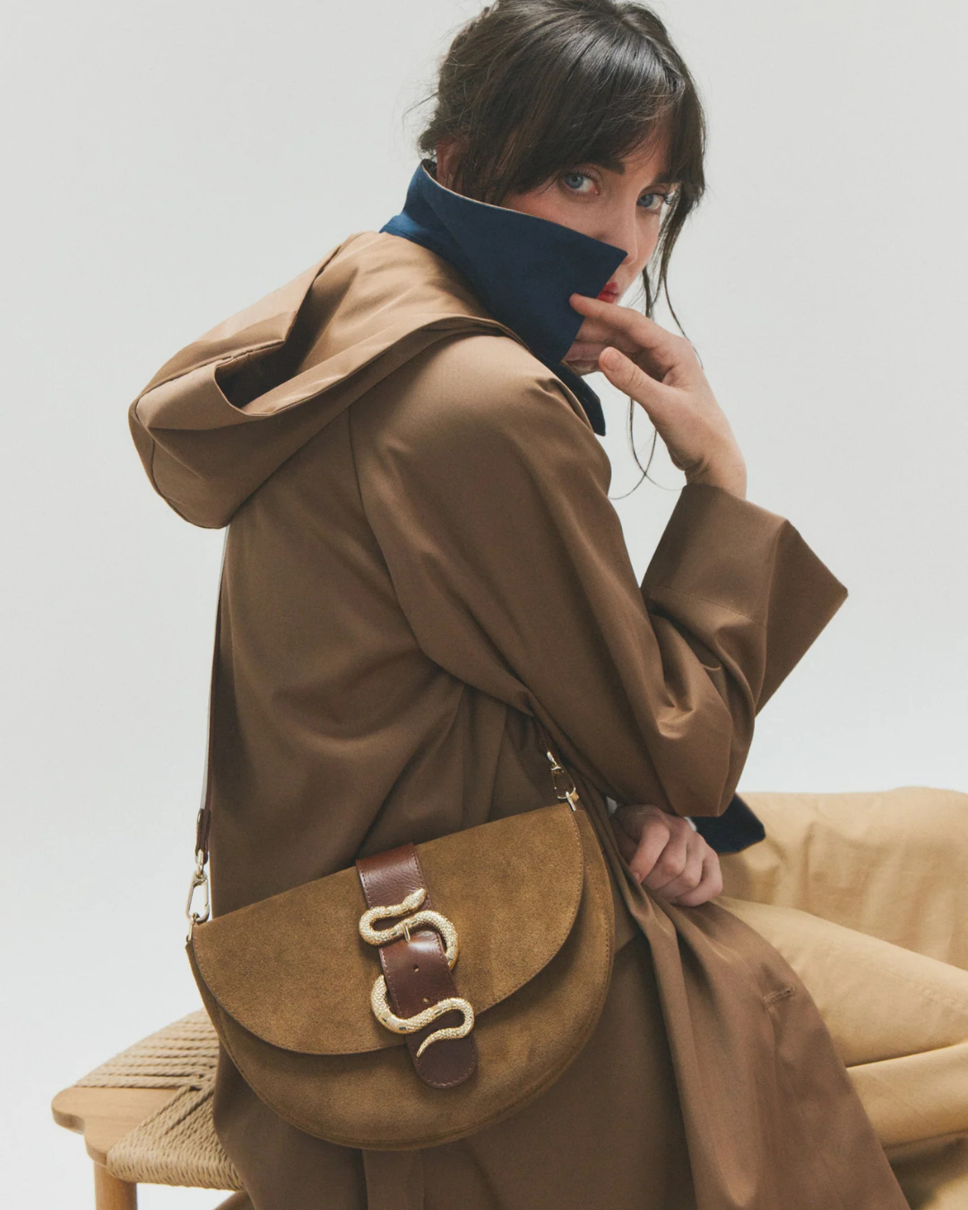 Sac demi-lune Le Gabie Crush Bi-Matière Tobacco & Nutella en cuir porté en bandoulière.