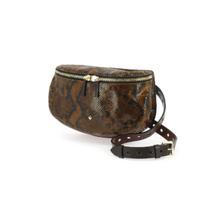 Sac banane La Lili en cuir de vachette imprimé écaille de tortue porté en bandoulière.