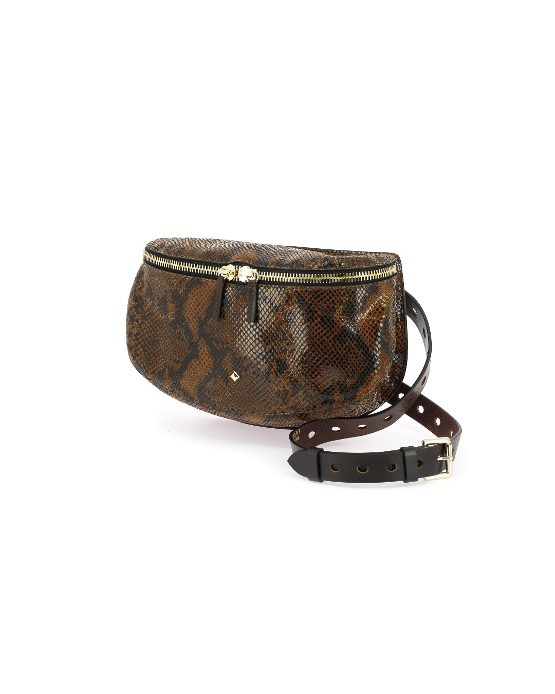 Sac banane La Lili en cuir de vachette imprimé écaille de tortue porté en bandoulière.