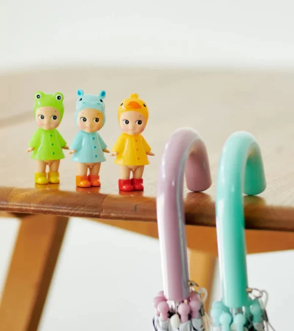 Figurine Sonny Angel Rainy Days – Ange kawaii avec accessoires de pluie