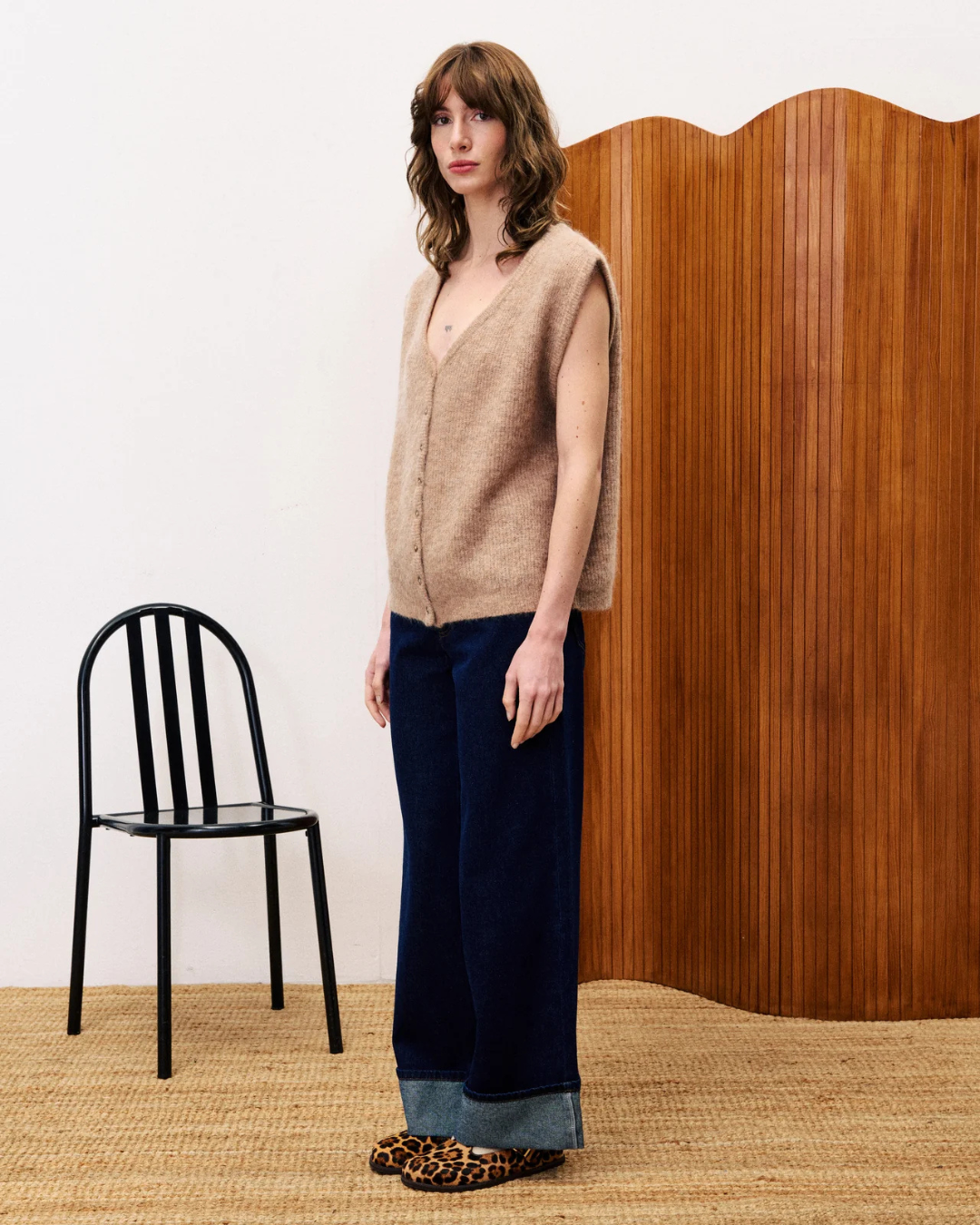 Cardigan Kukicha beige FRNCH, gilet sans manches en laine et mohair, col V, maille douce et chaude.