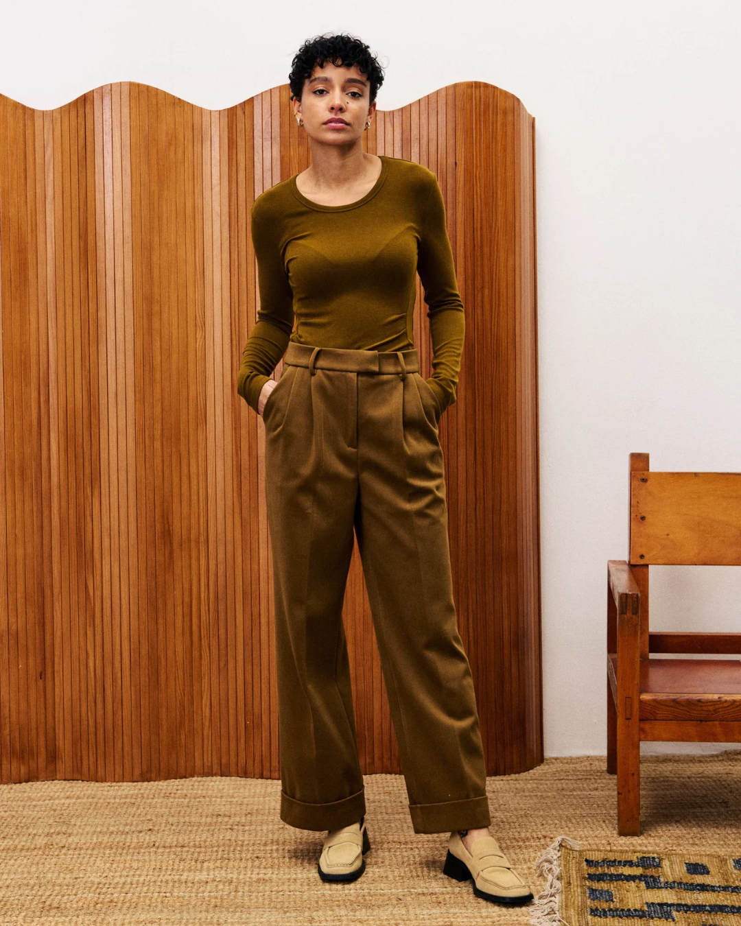 Pantalon Phantom ocre FRNCH, pantalon large taille haute à pinces, tissu structuré avec revers et poches latérales.