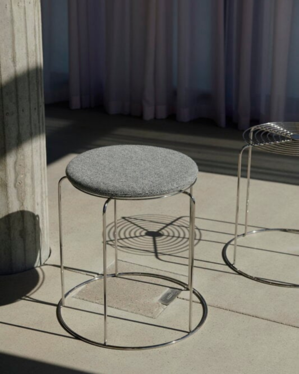 Coussin d’assise gris Hallingdal 126 pour tabouret Wire Stool VP11, design Verner Panton &Tradition