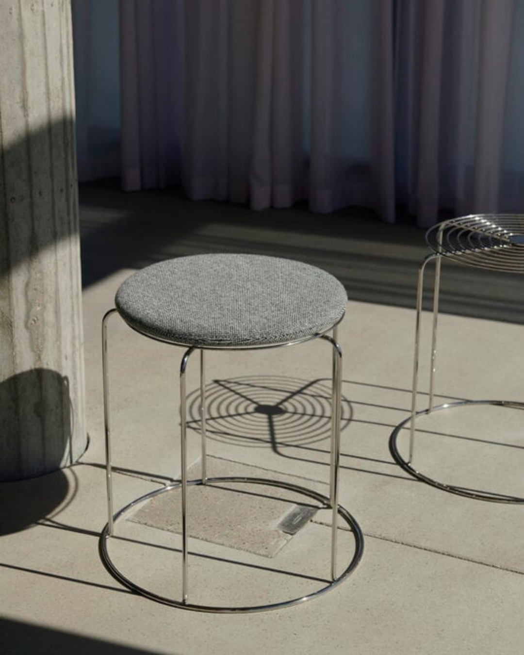 Coussin d’assise gris Hallingdal 126 pour tabouret Wire Stool VP11, design Verner Panton &Tradition