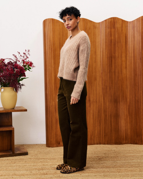 Pantalon droit en velours côtelé FRNCH, tissu exclusif, 100% coton, avec poches avant et arrière, fermeture boutonnée.