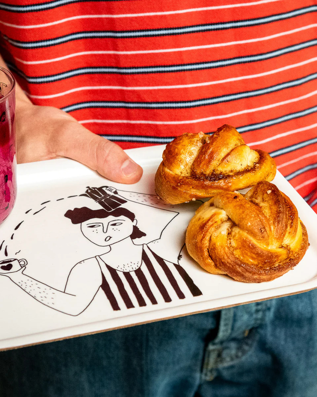 Plateau en bois Vic and his Bialetti avec illustration Helen b – 20x27 cm, fabriqué en Europe