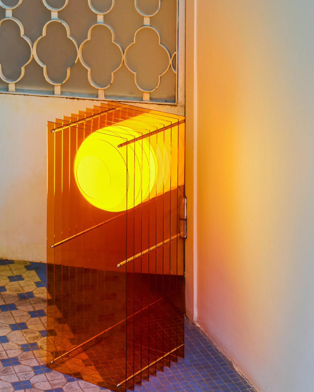 Lampe à poser LOP grand rectangle orange en acrylique, verre opale et acier inoxydable, design moderne avec ampoule LED.