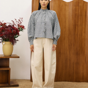 Chemise à carreaux damier FRNCH avec col volanté et manches volumineuses, tissu exclusif coton et polyester.