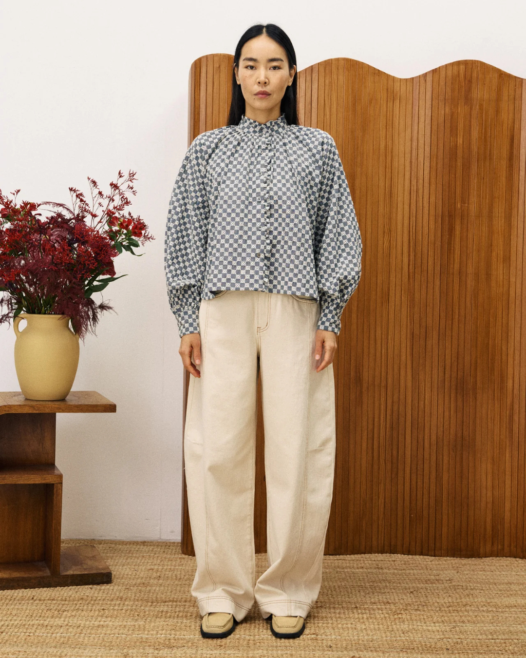 Chemise à carreaux damier FRNCH avec col volanté et manches volumineuses, tissu exclusif coton et polyester.
