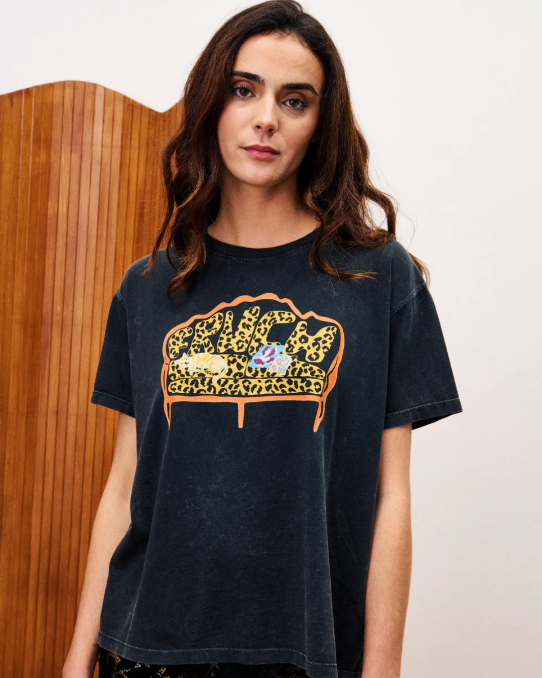 T-shirt Stevia anthracite FRNCH, coupe droite, col rond classique, 100% coton bio, print exclusif, fabriqué au Portugal.
