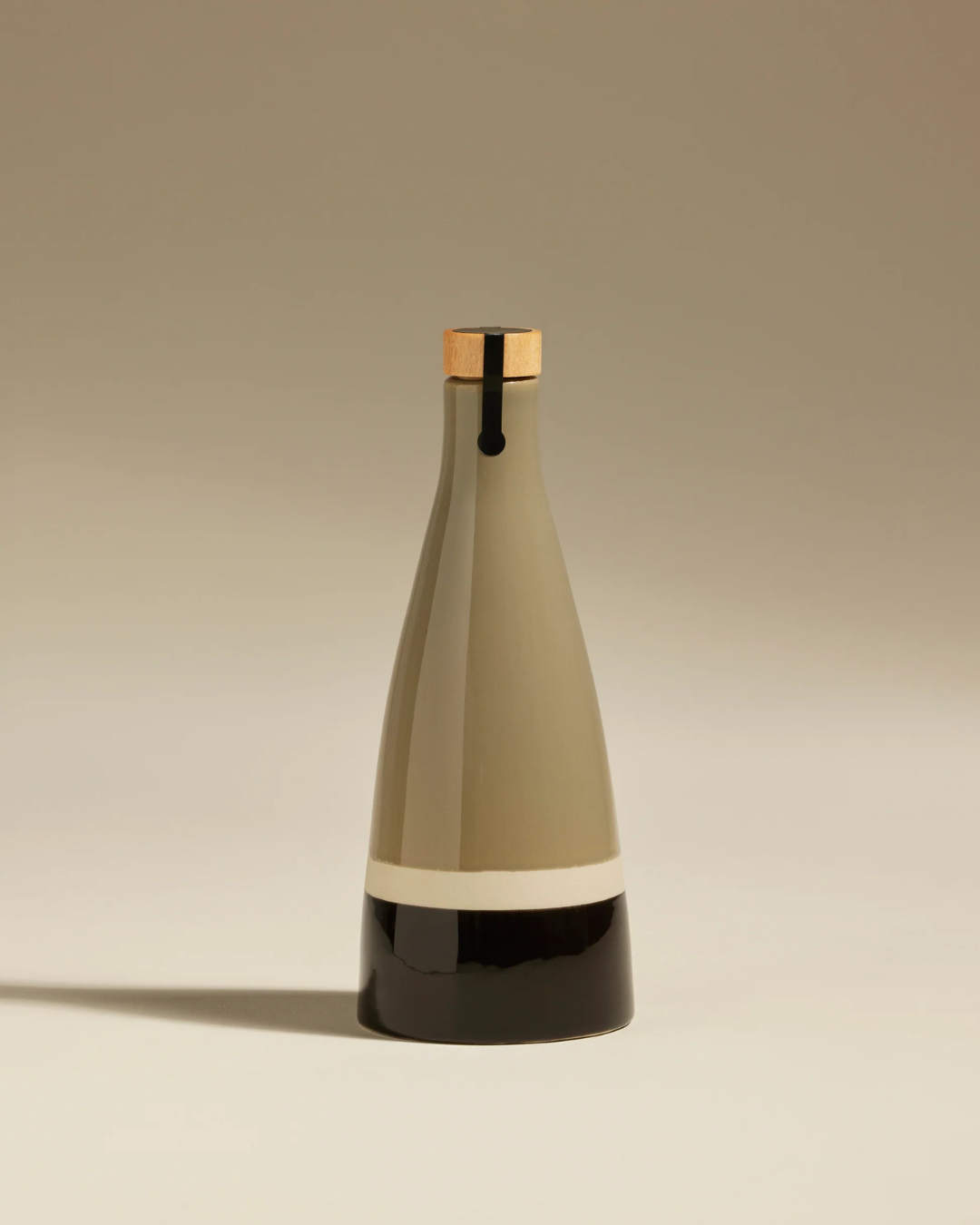 Bouteille Huile Sicilia Eucalyptus en céramique, huile d’olive bio Cornicabra fruits très mûrs, design inspiré de la Sicile.