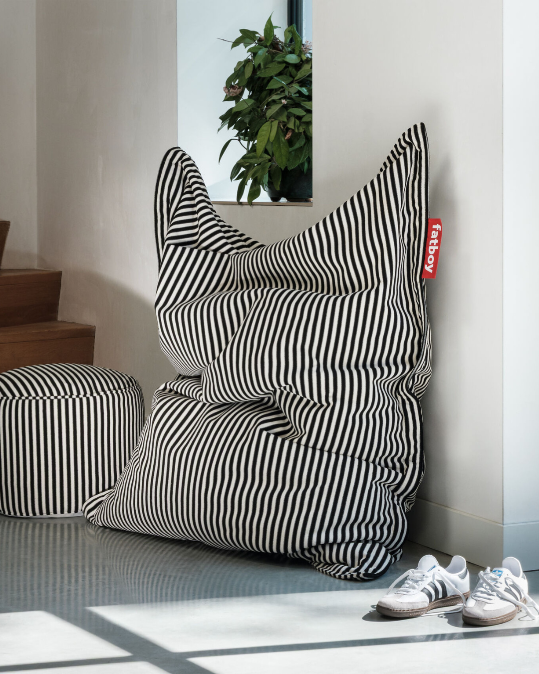 Pouf Fatboy Original Slim Terry Noir Crème en tissu éponge rayé, confortable et design, rempli de billes EPS