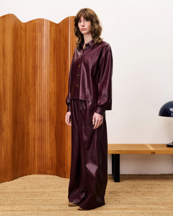 Chemise Simone bordeaux FRNCH, chemise similicuir en Real Protéine, manches longues, tissu exclusif écoresponsable.