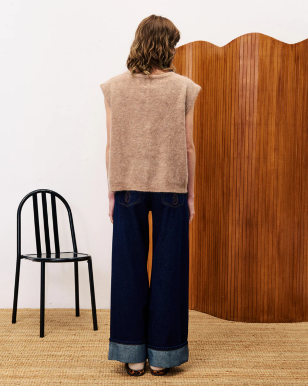 Cardigan Kukicha beige FRNCH, gilet sans manches en laine et mohair, col V, maille douce et chaude.