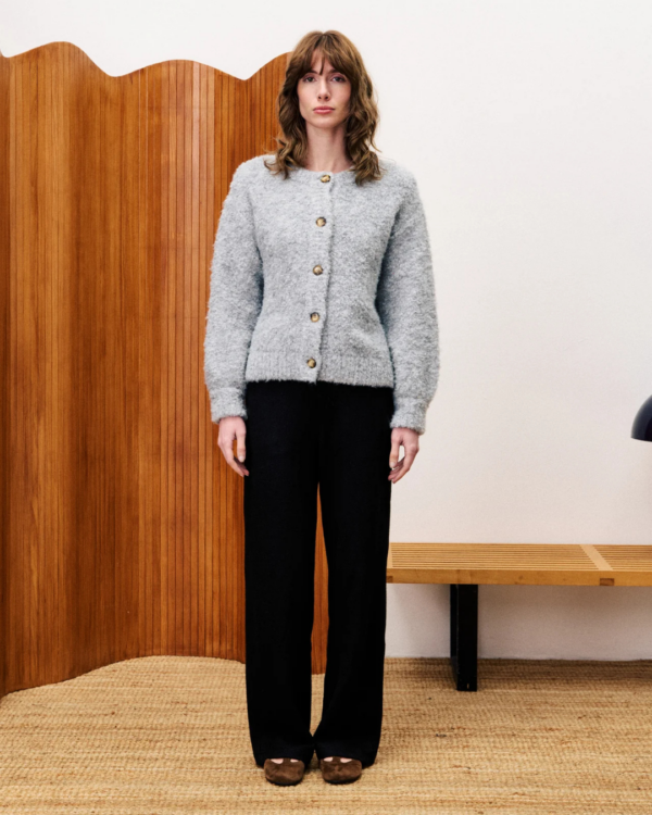 Cardigan Selkirk gris FRNCH, en maille bouclette chaude et douce, manches longues ballon, coupe droite, gamme Change écoresponsable.
