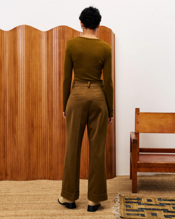 Pantalon Phantom ocre FRNCH, pantalon large taille haute à pinces, tissu structuré avec revers et poches latérales.