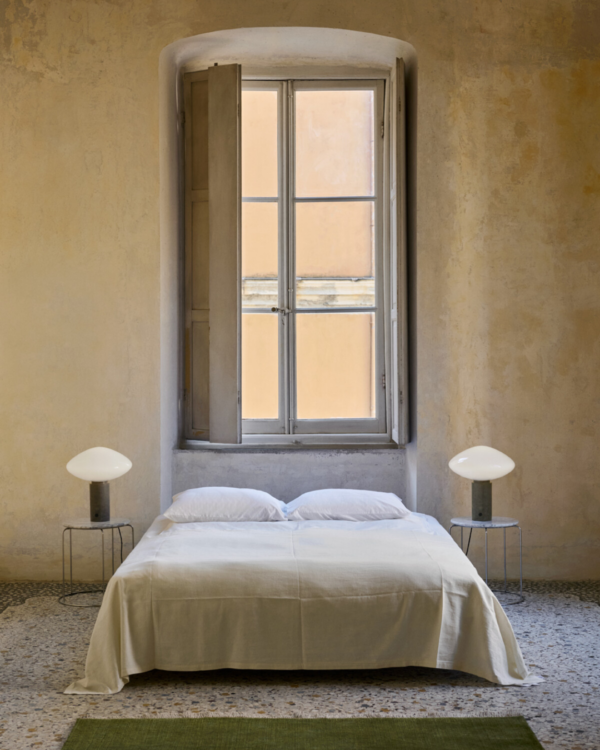 Table d’appoint VP11 en marbre blanc de Carrare, design Verner Panton pour &Tradition