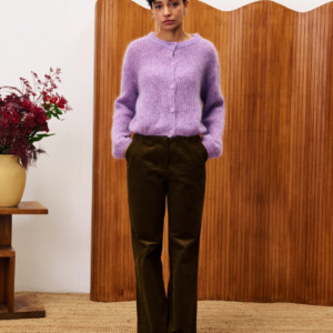 Pantalon droit en velours côtelé FRNCH, tissu exclusif, 100% coton, avec poches avant et arrière, fermeture boutonnée.