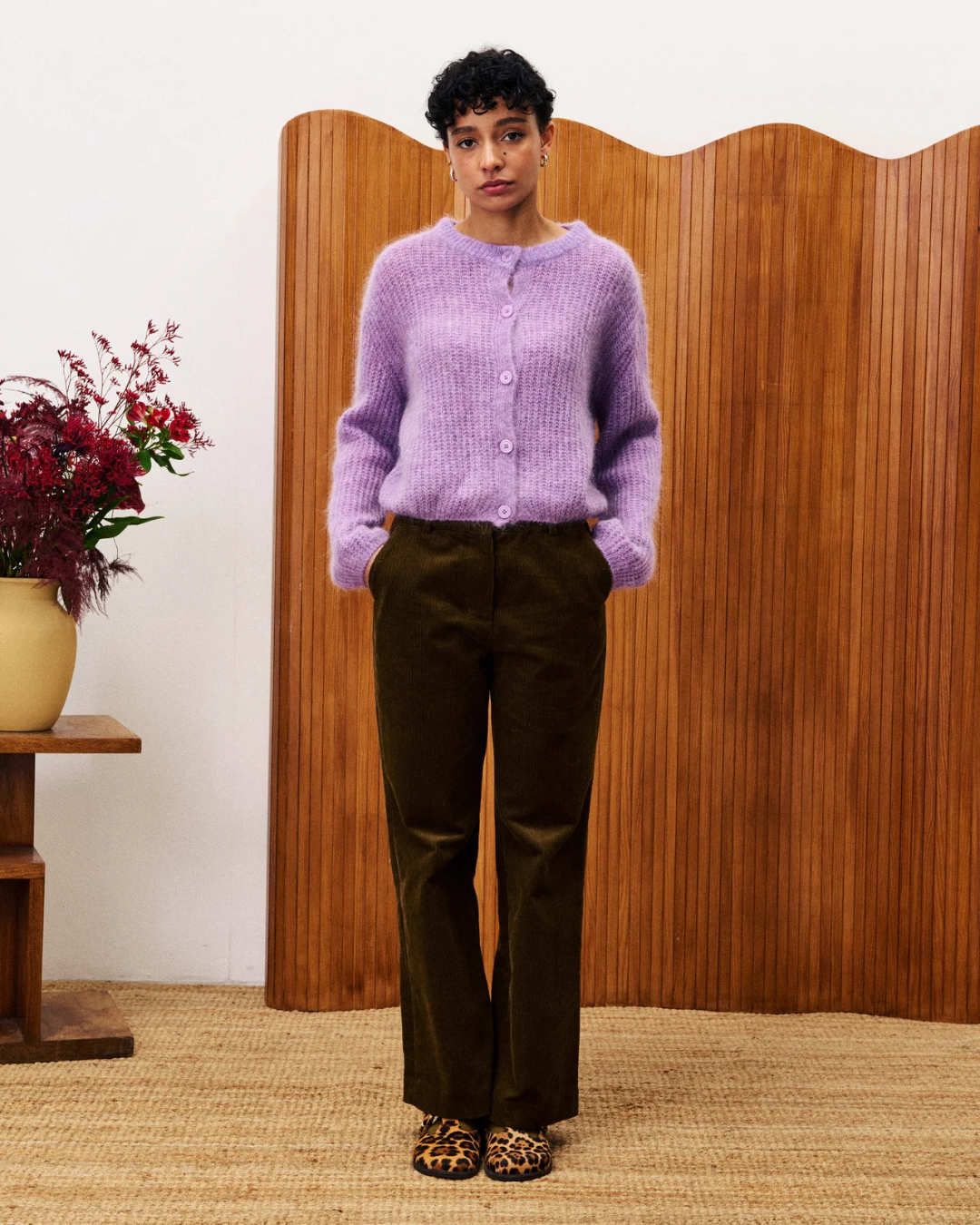 Pantalon droit en velours côtelé FRNCH, tissu exclusif, 100% coton, avec poches avant et arrière, fermeture boutonnée.