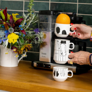 Mugs empilables Naked Couple, set de 4 en porcelaine avec illustration Helen b – empilables, design belge