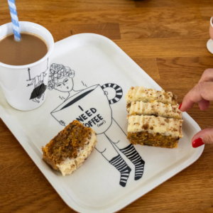 Plateau en bois Coffee Now avec illustration Helen b – 20x27 cm, fabriqué en Europe