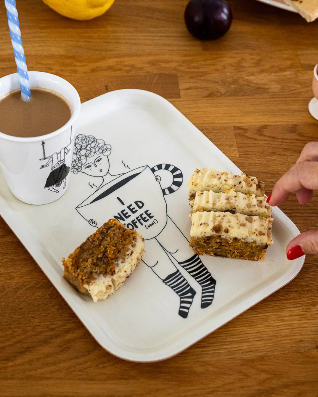 Plateau en bois Coffee Now avec illustration Helen b – 20x27 cm, fabriqué en Europe