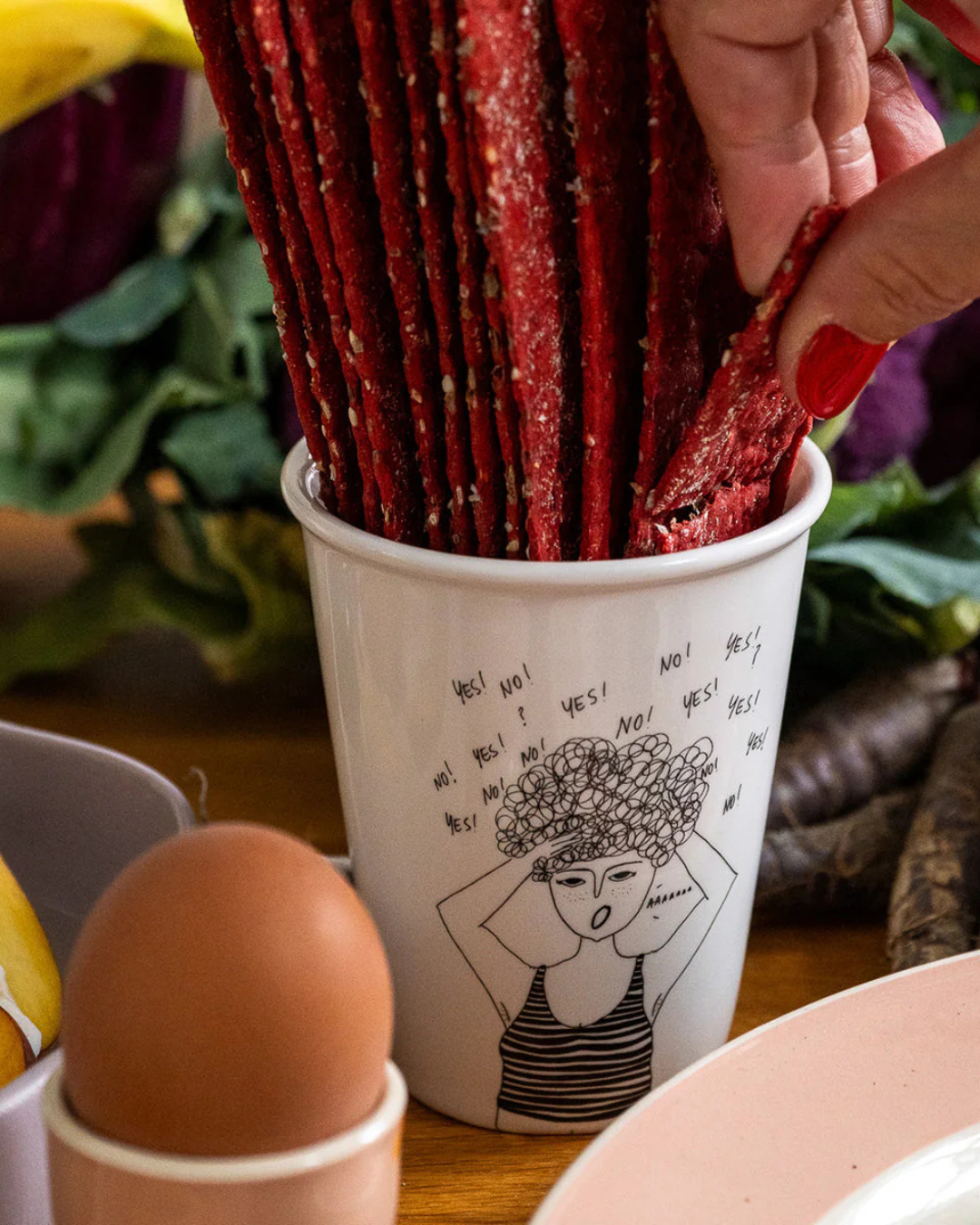 Tasse Beker en porcelaine, dessin noir sur fond blanc cassé – faite main, design Helen b