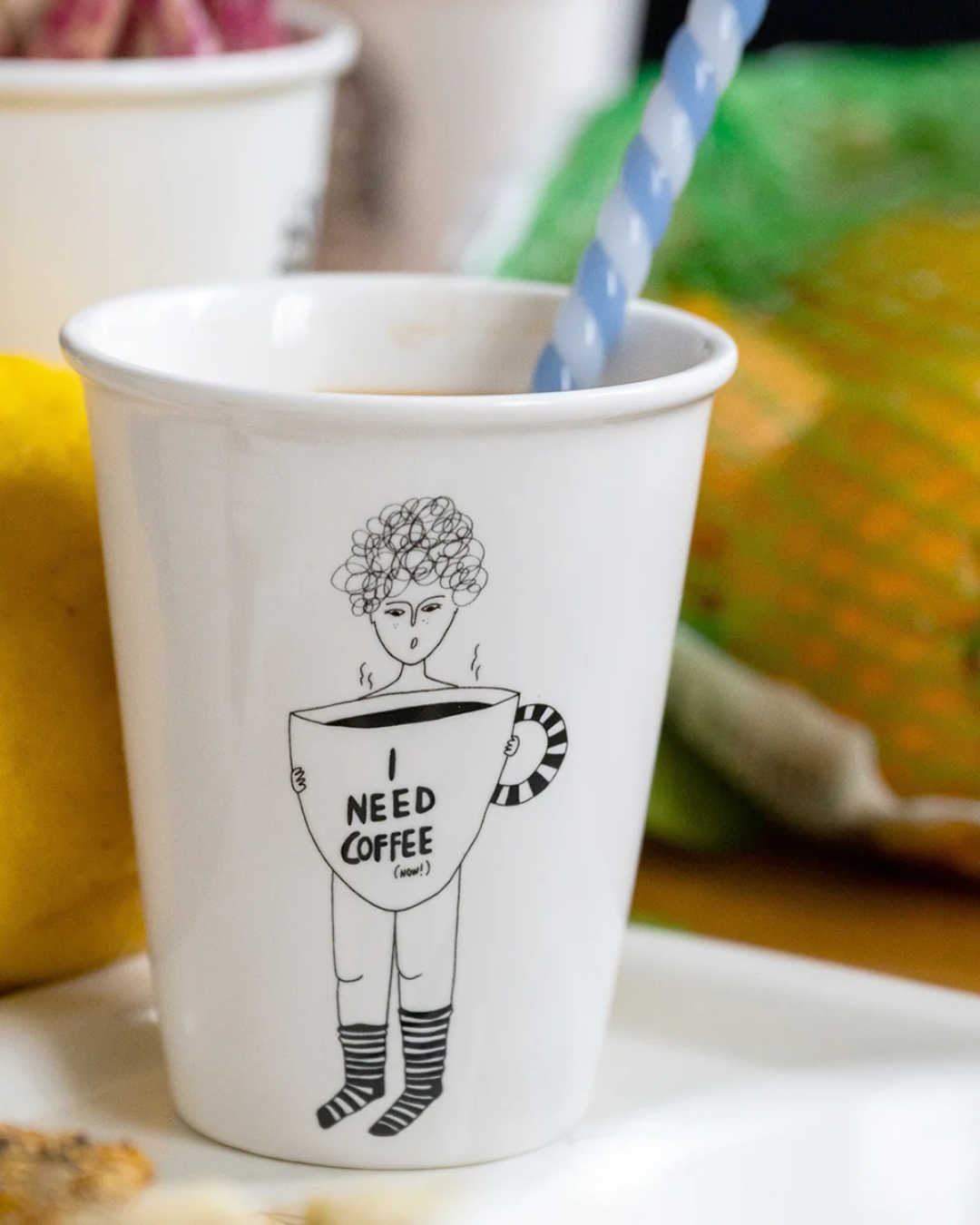 Tasse Beker en porcelaine, dessin noir sur fond blanc cassé – faite main, design Helen b