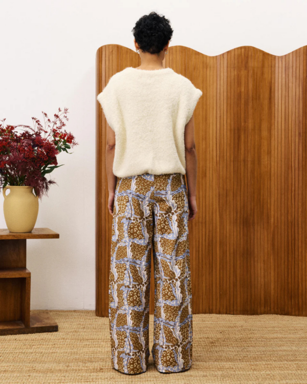 Pull sans manches Jasmin crème FRNCH, en maille bouclette chaude et confortable, gamme Change avec laine et polyester recyclé.