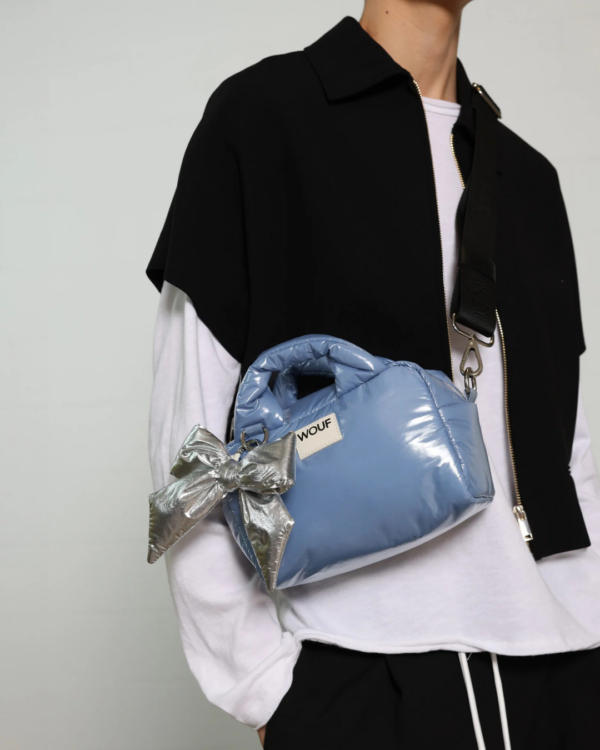 Charm de sac en forme de nœud argenté – accessoire brillant en polyester recyclé avec clip anneau