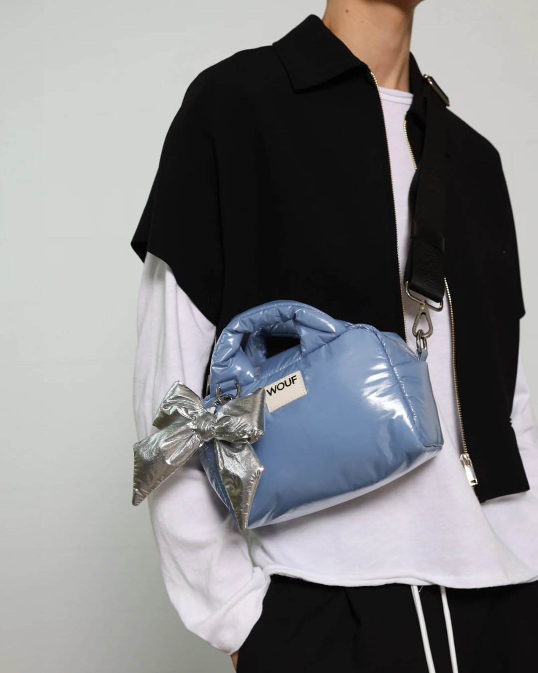 Charm de sac en forme de nœud argenté – accessoire brillant en polyester recyclé avec clip anneau
