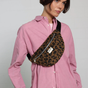 Sac banane Simona léopard en jacquard recyclé – sac ceinture écoresponsable avec sangle ajustable et compartiment zippé