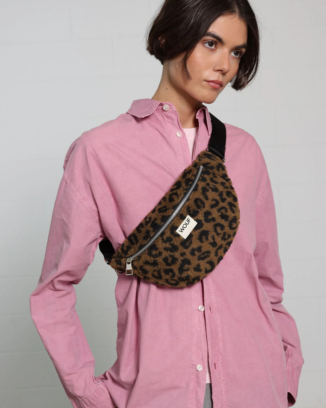 Sac banane Simona léopard en jacquard recyclé – sac ceinture écoresponsable avec sangle ajustable et compartiment zippé