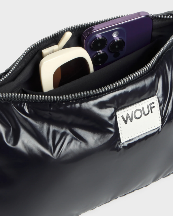 Sac porté épaule Nuit Glossy Noir en tissu recyclé – sac brillant, déperlant et écoresponsable avec bandoulière ajustable