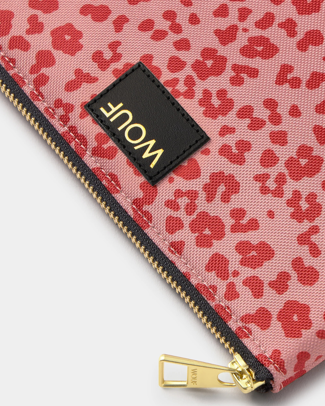 Pochette Roar léopard rose en tissu recyclé – accessoire compact, déperlant et durable pour organiser vos essentiels