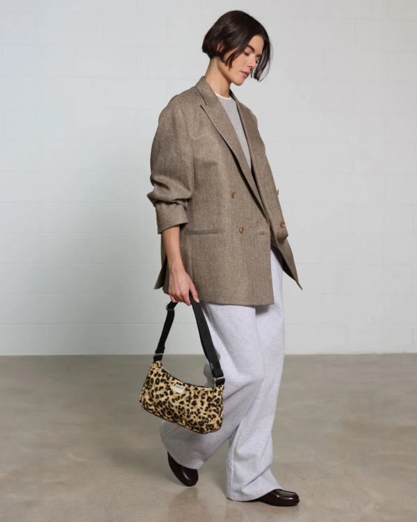 Sac porté épaule Feline léopard en tissu recyclé – pratique, déperlant et durable avec bandoulière réglable et poche intérieure