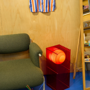 Lampe à poser LOP grand rectangle rouge en acrylique, acier inoxydable et verre opale mat, luminaire design moderne avec ampoule LED.